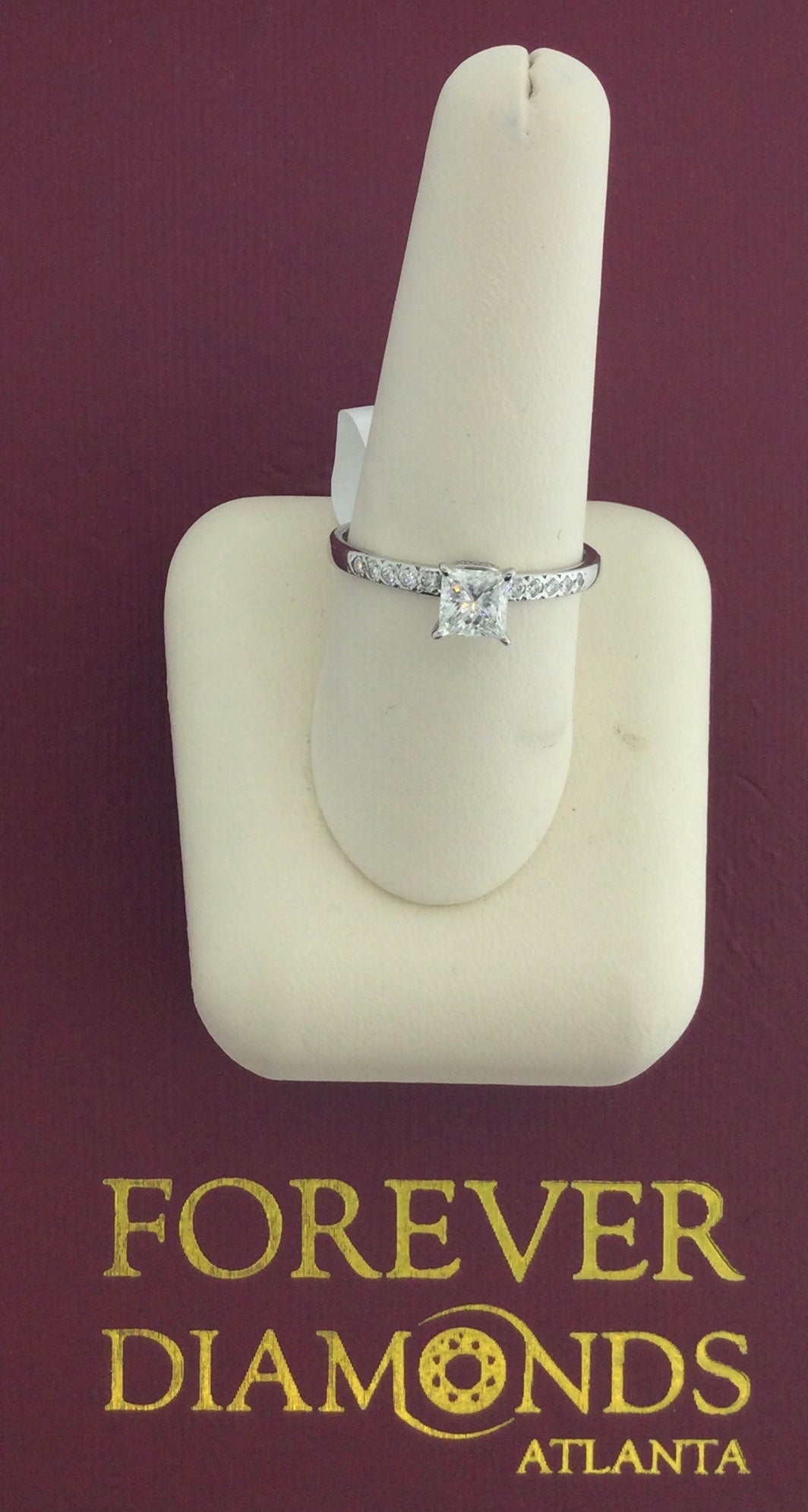 18K White Gold 0.70 Carat Center Stone 0.875CTW Diamond Ring