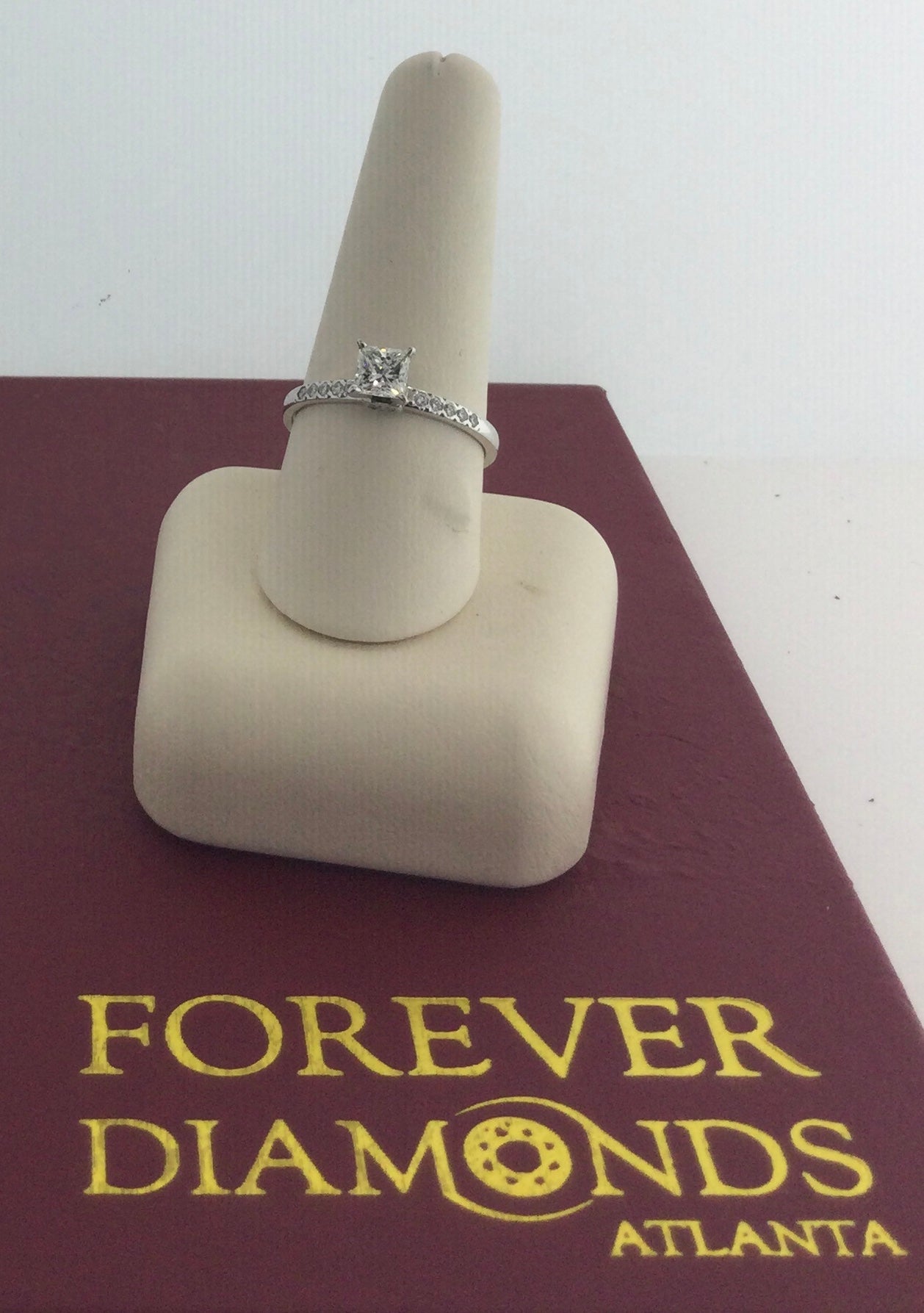 18K White Gold 0.70 Carat Center Stone 0.875CTW Diamond Ring