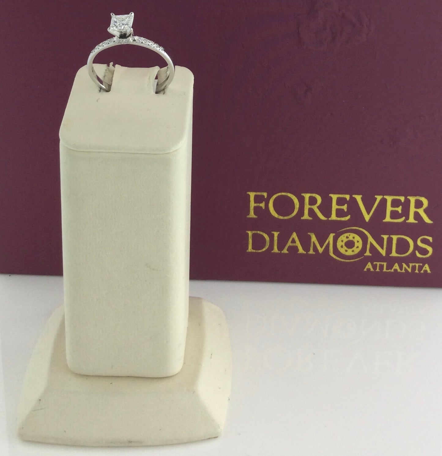 18K White Gold 0.70 Carat Center Stone 0.875CTW Diamond Ring
