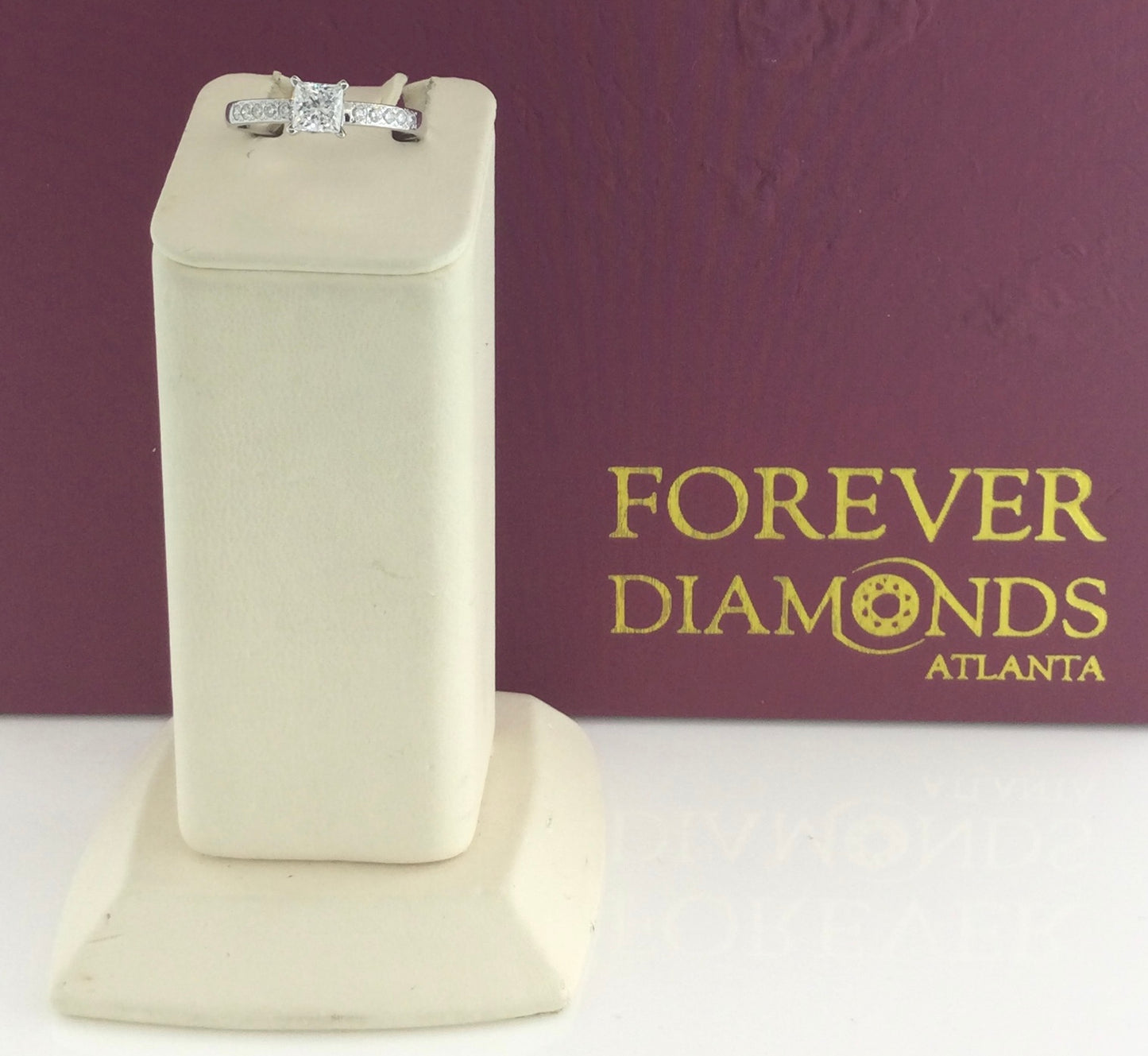 18K White Gold 0.50 Carat Center Stone 0.67CTW Diamond Ring