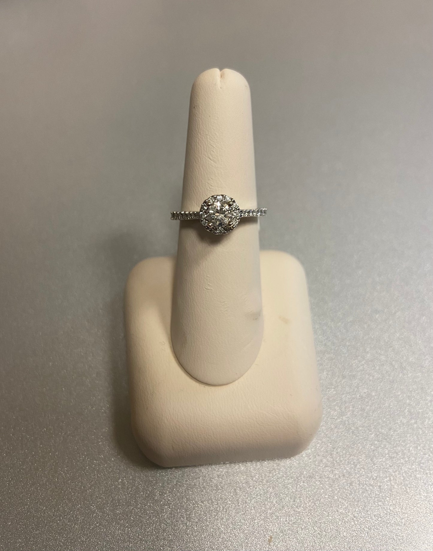 14K White Gold 0.41 Carat Center Round 0.76CTW Diamond Ring