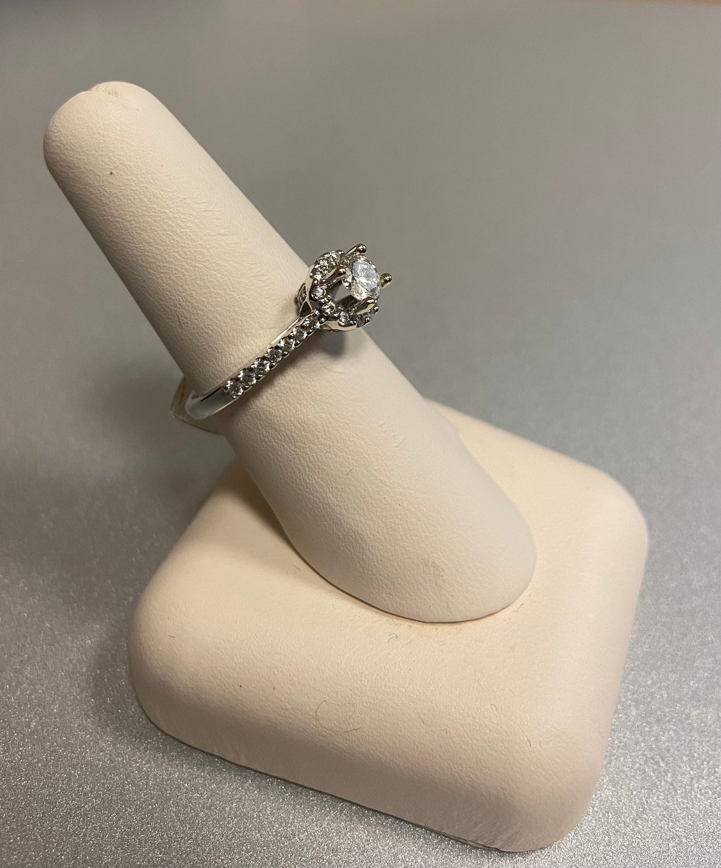 14K White Gold 0.41 Carat Center Round 0.76CTW Diamond Ring