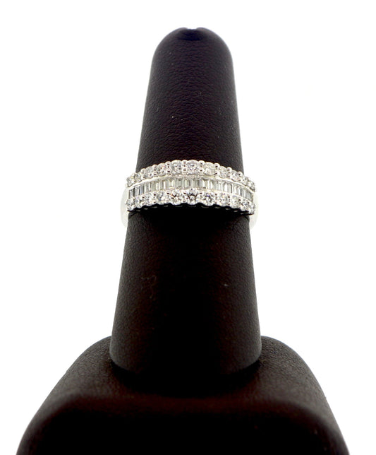 18K White Gold 0.60CT Bagg/RD Wedding Band