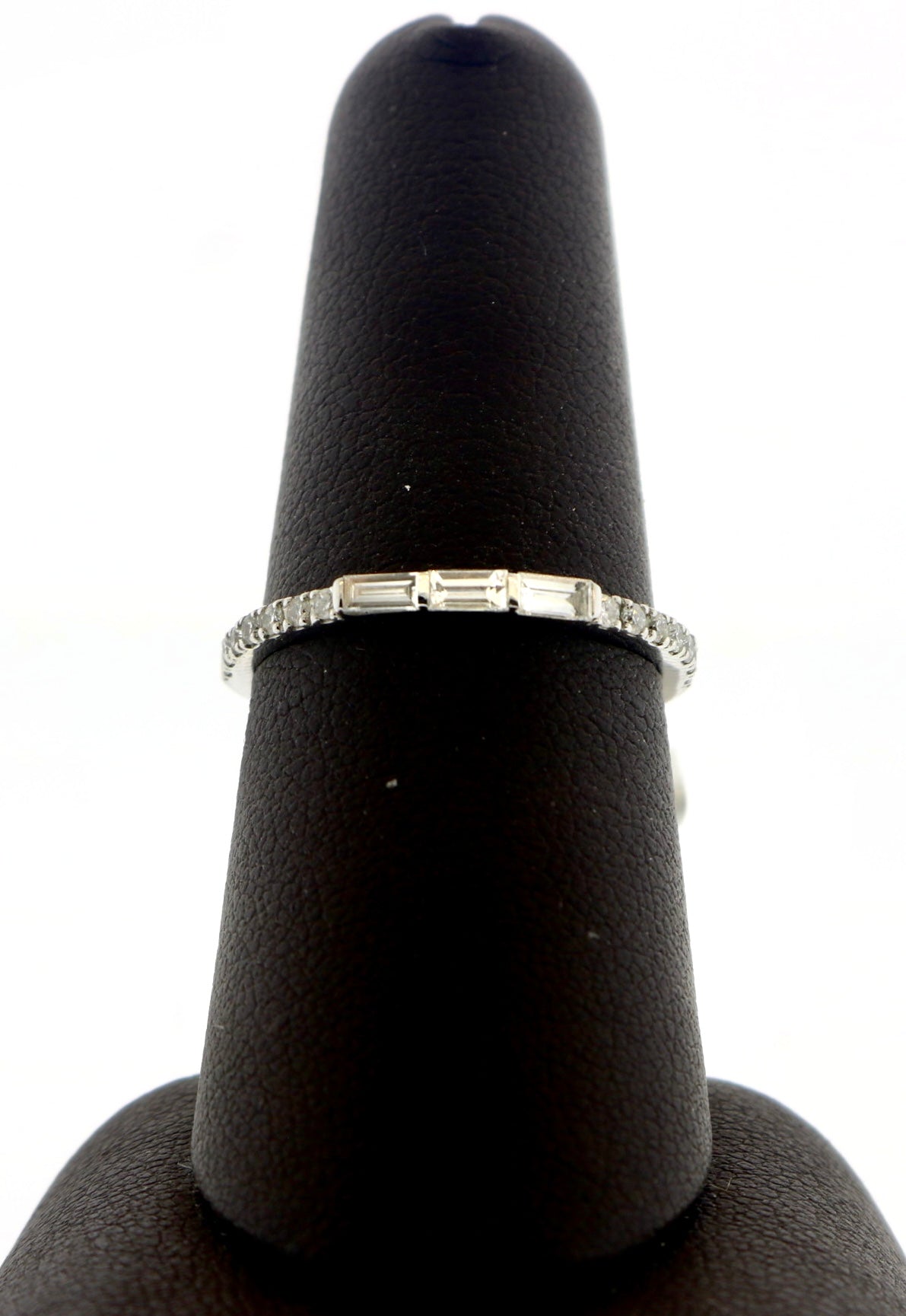 14K White Gold 0.15CTRD/0.15CTBagg Wedding Band